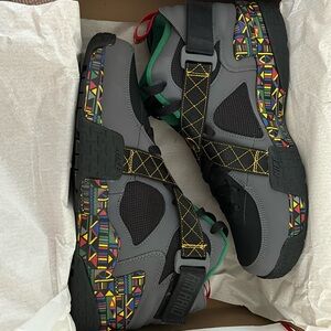 Air raid “live together, play together” sneaker